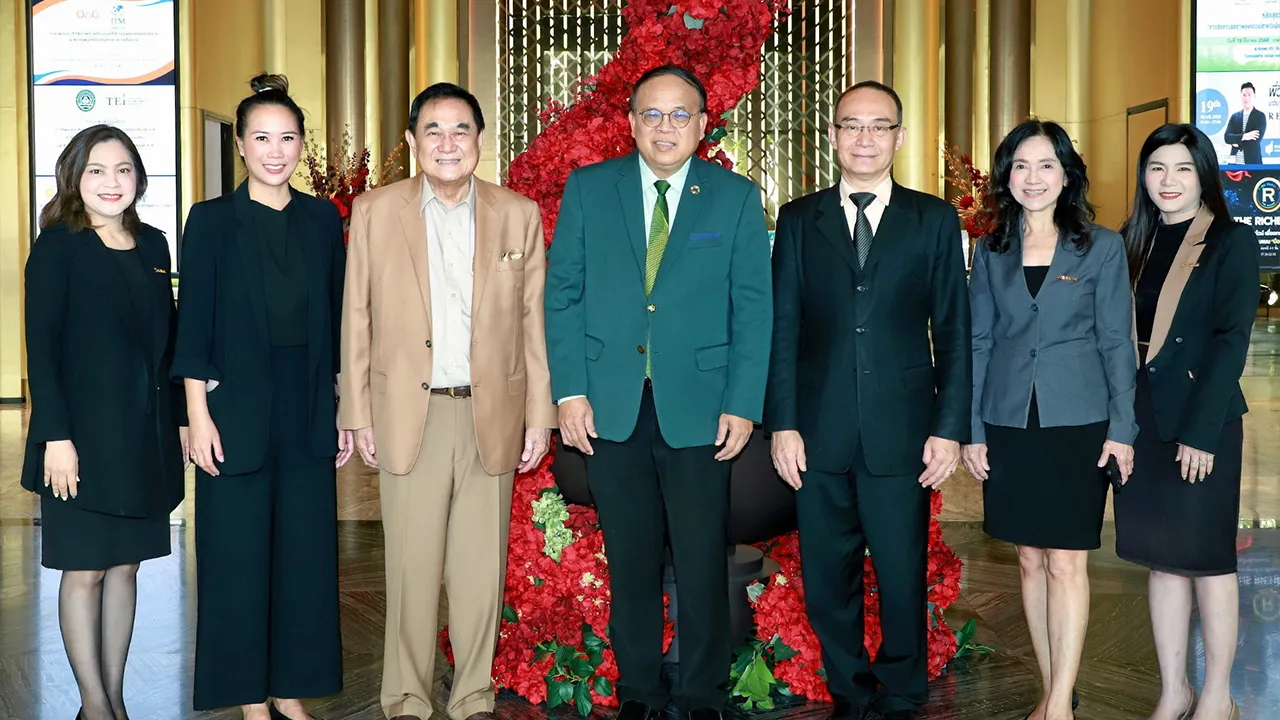 การปรับตัว ดร.อัศวิน อิงคะกุล ให้การต้อนรับ ดร.วิจารย์ สิมาฉายา ผอ.สถาบันสิ่งแวดล้อมไทย ในโอกาสจัดประชุมการพัฒนาแนวคิดการปรับตัวต่อการเปลี่ยนแปลงสภาพภูมิอากาศสำหรับประเทศไทย โดยมี ลักษมีกานต์ อิงคะกุล มาร่วมต้อนรับด้วย ที่โรงแรมอัศวิน แกรนด์ วันก่อน.