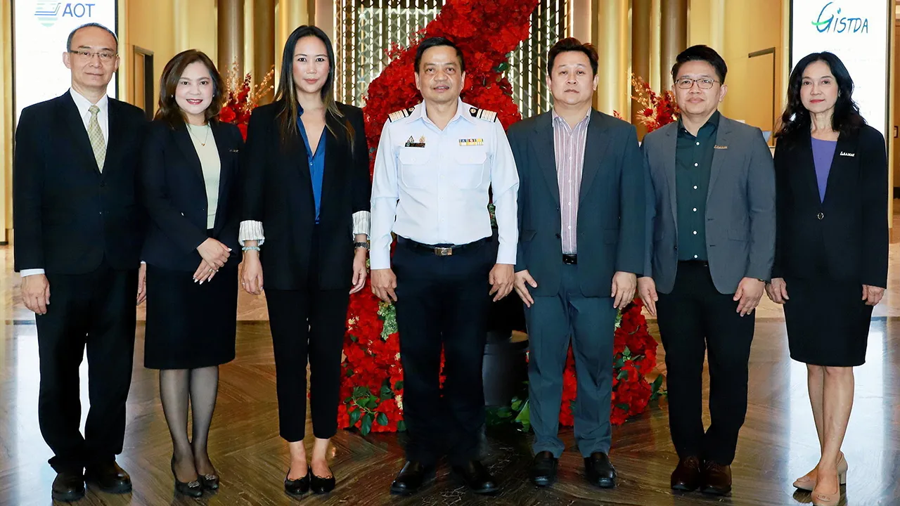 จัดทำแผน วิจิตต์ แก้วไทรเทียม ผอ.ท่าอากาศยานดอนเมือง เปิดโครงการสัมมนาเพื่อพัฒนาเทคนิคการจัดทำแผนปฏิบัติตามเป้าหมายของแผนวิสาหกิจ โดยมี ลักษมีกานต์ อิงคะกุล, เทอดศักดิ์ ปวิธพาณิชย์ และ กัญจน์ เซี่ยงหยอง ให้การต้อนรับ ที่โรงแรมอัศวิน แกรนด์ วันก่อน.