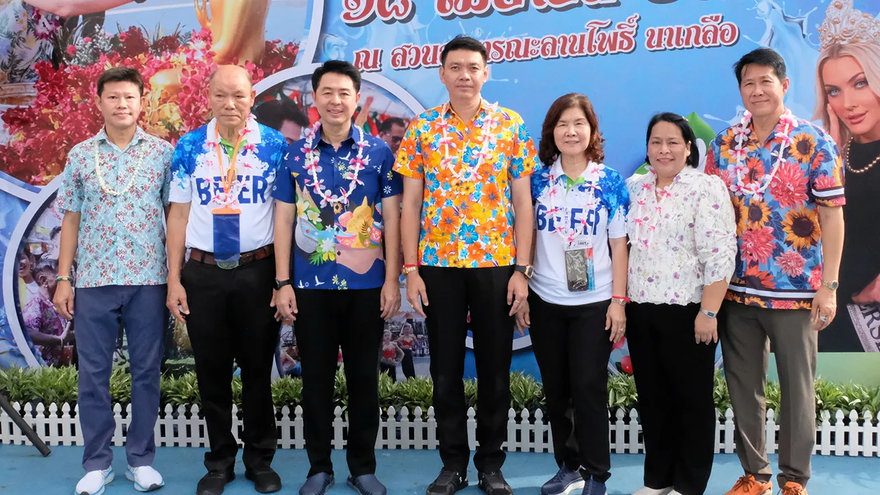 รดน้ำดำหัว พัชรพัชร์ ศรีธัญญนนท์ นายอำเภอบางละมุง เปิดงาน “ประเพณีวันไหลนาเกลือ” ประจำปี 2568 พร้อมสรงน้ำพระและรดน้ำดำหัวผู้ใหญ่ โดยมี ปรเมศวร์ งามพิเชษฐ์, จิดาภา สุวัตถาภรณ์ และ บรรลือ กุลละวณิชย์ มาร่วมงานด้วย ที่ อ.บางละมุง จ.ชลบุรี วันก่อน.