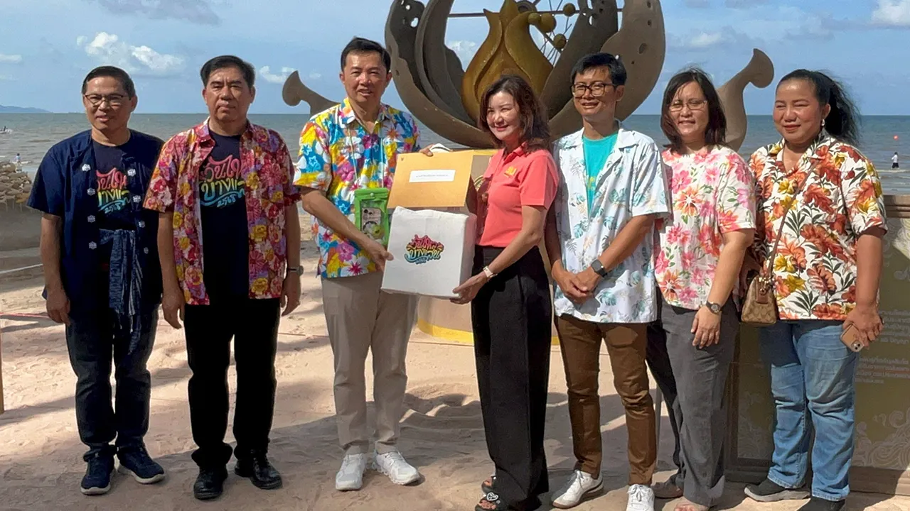 วันไหล วิทยา คุณปลื้ม และ ณรงค์ชัย คุณปลื้ม จัดพิธีทำบุญตักบาตรพระสงฆ์ เนื่องในเทศกาลก่อพระทรายวันไหลบางแสน ประจำปี 2568 โดยมี กิตติศักดิ์ วชิรวิทยา, มนธนา กัลยาณ สุโข และ พงษ์พันธ์ แก้วมณี มาร่วมในพิธีด้วย ที่ชายหาดบางแสน อ.เมือง จ.ชลบุรี วันก่อน.