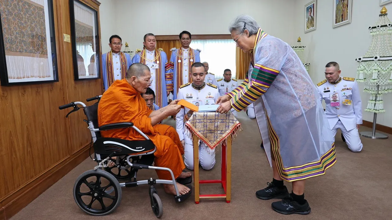 สมเด็จพระกนิษฐาธิราชเจ้า กรมสมเด็จพระเทพรัตนราชสุดาฯ สยามบรมราชกุมารี ถวายปริญญาศิลปศาสตรดุษฎีบัณฑิตกิตติมศักดิ์แด่ พระราชวัชรธรรมโสภณ (หลวงปู่ศิลา สิริจันโท) ในโอกาสเสด็จฯแทนพระองค์ไปพระราชทานปริญญาบัตรแก่ผู้สำเร็จการศึกษาจากมหาวิทยาลัยกาฬสินธุ์ ณ มหาวิทยาลัยกาฬสินธุ์ เมื่อวันที่ 18 เมษายน.