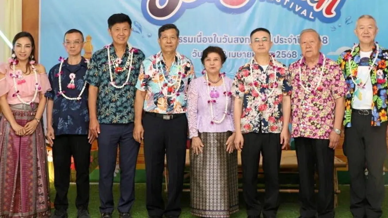 สงกรานต์ พล.ต.ท.ทวีศิลป์ เวชวิทารณ์, พล.ต.ท.วิฑูรย์ นิติวรางกูร, พล.ต.ท.ณรงค์ศักดิ์ เสาวคนธ์, พล.ต.ท.เลี้ยง หุยประเสริฐ, พล.ต.ท.สุเทพ พัชรตระกูล และ พล.ต.ท.หญิง พจนี สุนทรเกตุ มาร่วมในพิธีรดน้ำขอพรผู้บังคับบัญชา เนื่องในเทศกาลสงกรานต์ ที่ รพ.ตำรวจ วันก่อน.