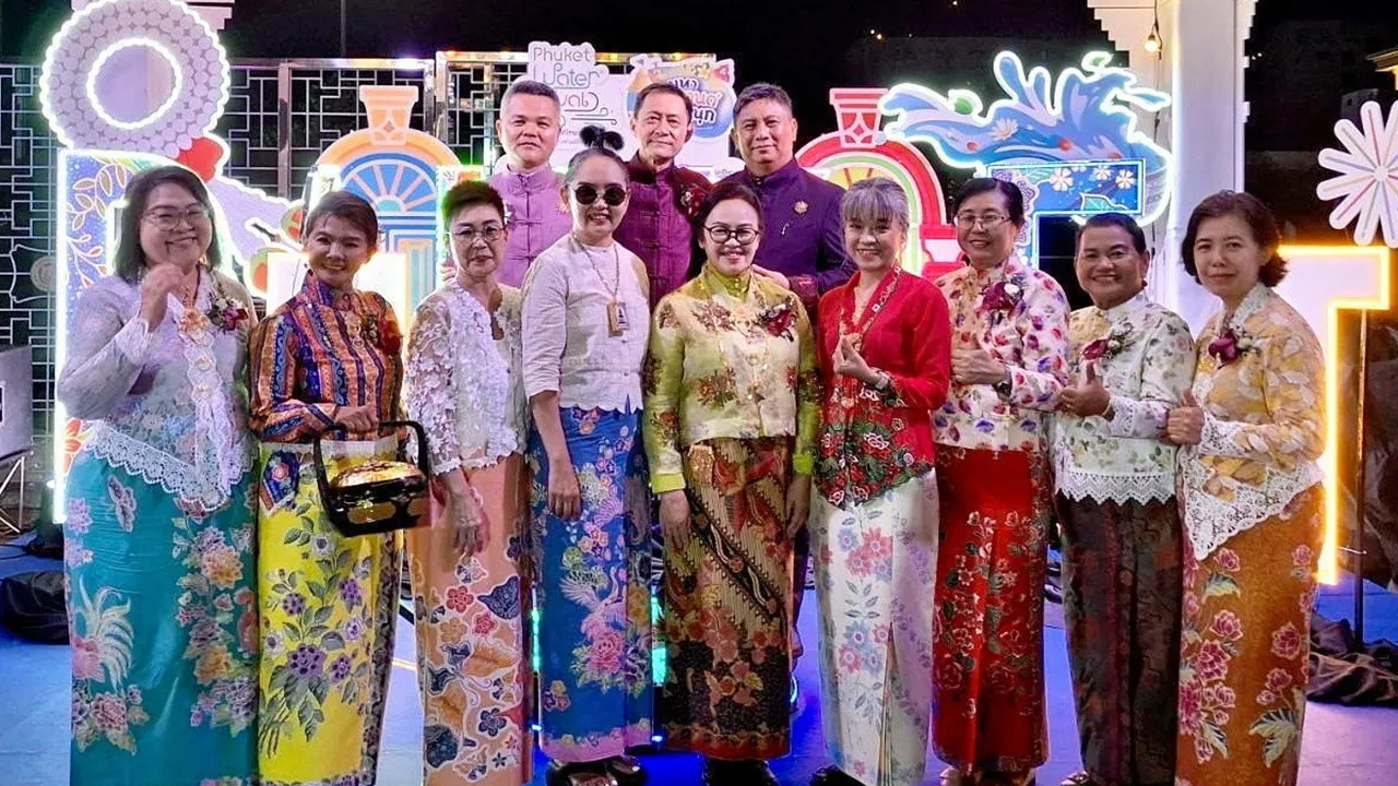 ที่ภูเก็ต อรสา โตสว่าง จัดงาน Phuket Water Festival 2025 “มหาสงกรานต์ มหาสนุก”ปีที่ 10 เพื่อสืบสานประเพณีไทย โดยมี รักชนก โคจรานนท์, สมศักดิ์ โสภานนท์ และพวงผกา เชาวน์ไวย มาร่วมงานด้วย ที่สวนเฉลิมพระเกียรติ 72 พรรษา มหาราชินี จ.ภูเก็ต วันก่อน.