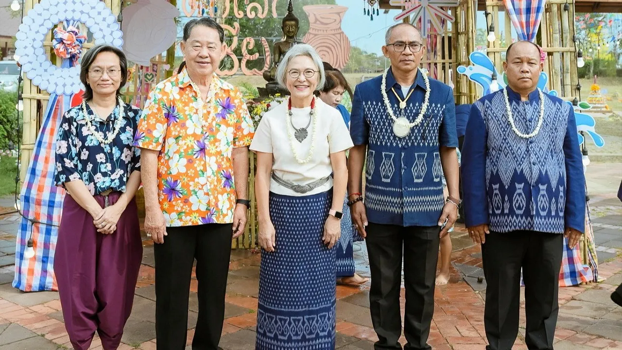 ไทยพวน - อำนาจ ผการัตน์ และ ธารทิพย์ ศิรินุพงศ์ มาร่วมในพิธีตักบาตรวิถีไทยพวน ในงาน “Udon Thani Water Festival 2025 เทศกาลวิถีนํ้า วิถีไทย” ปี 10 โดยมี ว่าที่ พ.ต.ทองเสริม พูนเทกอง และ กนกวลี สุริยะธรรม มาร่วมในพิธีด้วย ที่ลานวัฒนธรรมมรดกโลก บ้านเชียง จ.อุดรธานี วันก่อน.