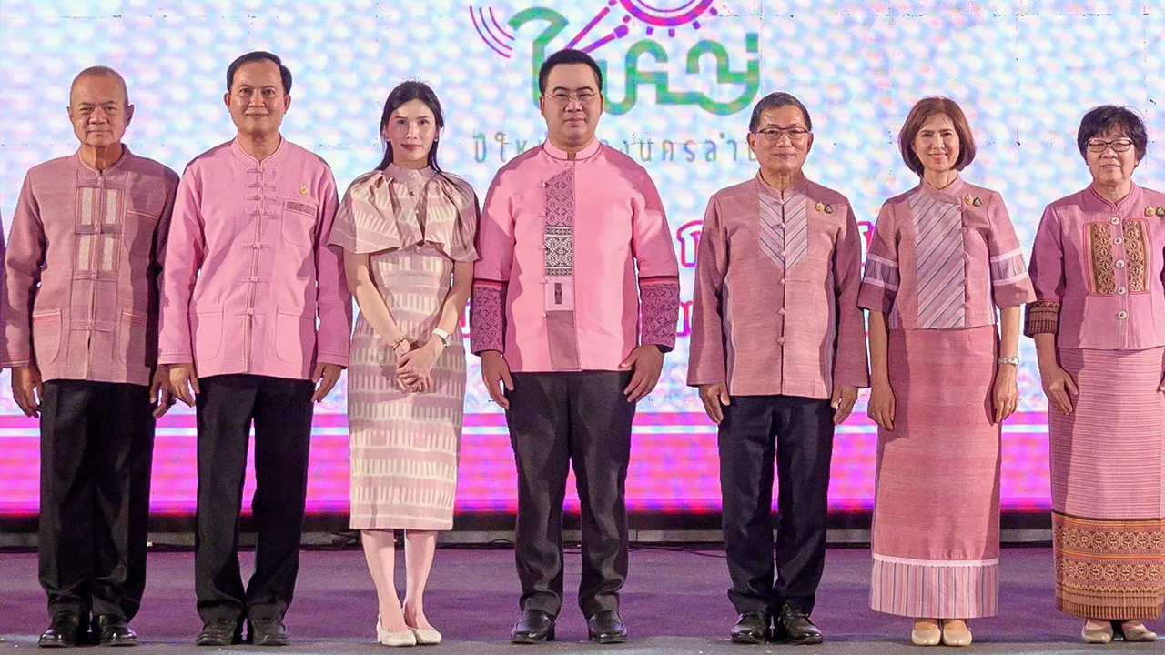 ที่ลำปาง - พลภูมิ วิภัติภูมิประเทศ เปิดงาน “สลุงหลวง กลองใหญ่ ปีใหม่เมืองนครลำปาง” โดยมี ชุติเดช–ณัชชา มีจันทร์, นิติยา พงษ์พานิช, พ.อ.ถิรวัฒน์ ศรีสุวรรณ และ ชญาดา วิภัติภูมิประเทศ มาร่วมงานด้วย ที่ลานสนามหน้าพิพิธภัณฑ์การเรียนรู้เมืองลำปาง จ.ลำปาง วันก่อน.