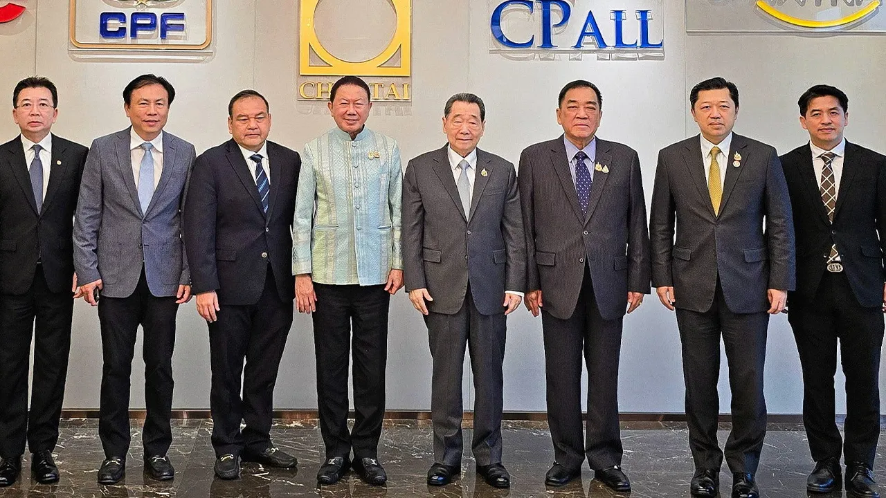 ครบวาระ - ธนินท์ เจียรวนนท์ และ ศุภชัย เจียรวนนท์ จัดงานเลี้ยงให้ สนั่น อังอุบลกุล ในโอกาสครบวาระประธานกรรมการหอการค้าไทย และแสดงความยินดีแก่ ดร.พจน์ อร่ามวัฒนานนท์ ประธานคนใหม่ โดยมี ดร.ธีระพล ถนอมศักดิ์ยุทธ มาร่วมงานด้วย ที่อาคารทรูทาวเวอร์ วันก่อน.