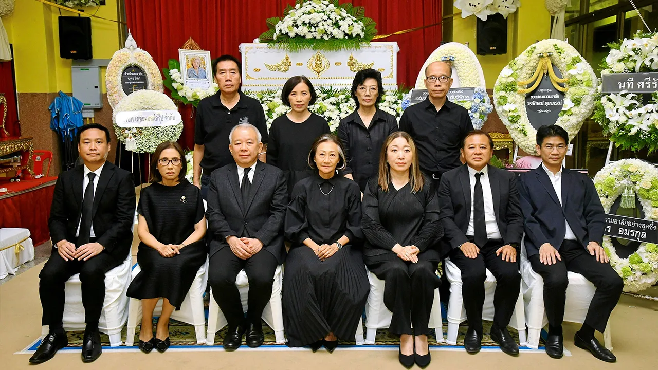 ปลายทางชีวิต - กฤษณา อัมพุช เป็นประธานในพิธีสวดพระอภิธรรมศพ หย่งฟ้อง แซ่หลี มารดา นงลักษณ์ โลหะมาณพ โดยมี จักรกฤษณ์ กีรติโชคชัยกุล, วรลักษณ์ ตุลาภรณ์, ณัฐพงษ์ กิจนิจชีวะ, กันยารัตน์ โชคอุ่นกิจ และ นที ศรีรัศมี มาร่วมในพิธีด้วย ที่วัดลาดพร้าว วันก่อน.