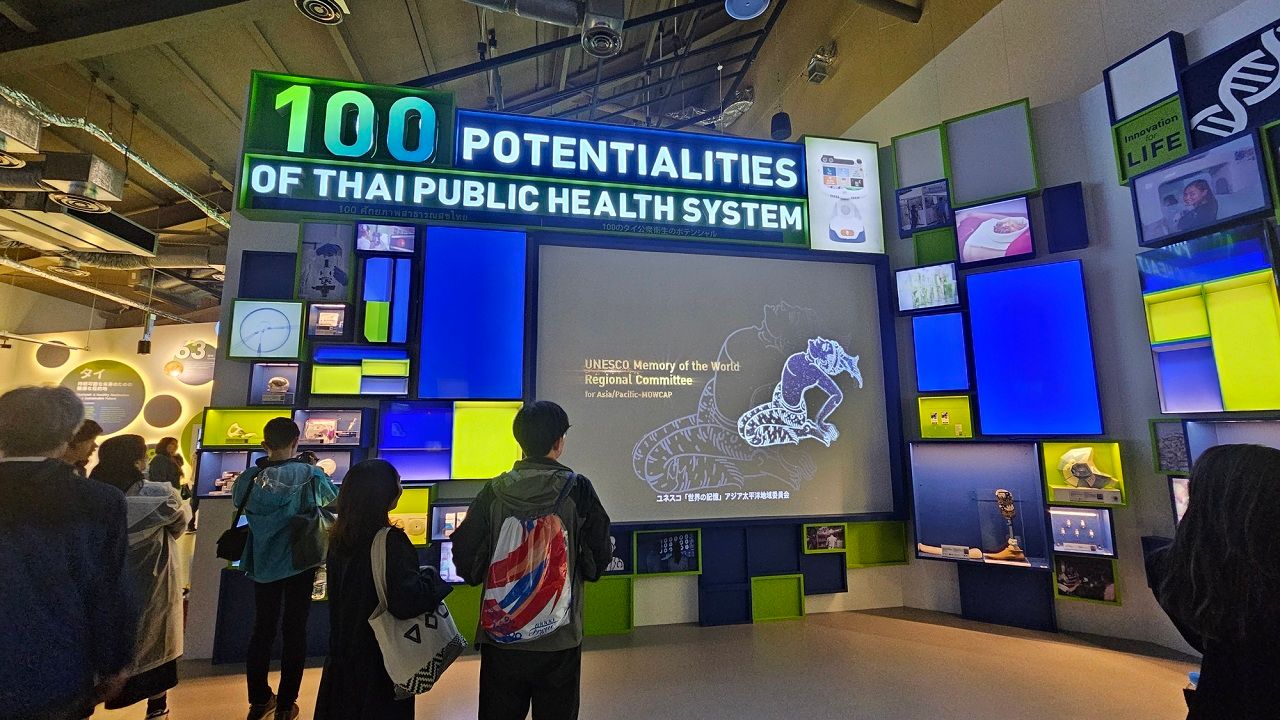 โซน 100 ศักยภาพสาธารณสุขไทย นำเสนอผ่าน Projection Mapping พร้อมวัตถุจัดแสดงรอบห้องกว่า 100 สิ่ง ที่สื่อถึงระบบสาธารณสุขของไทย