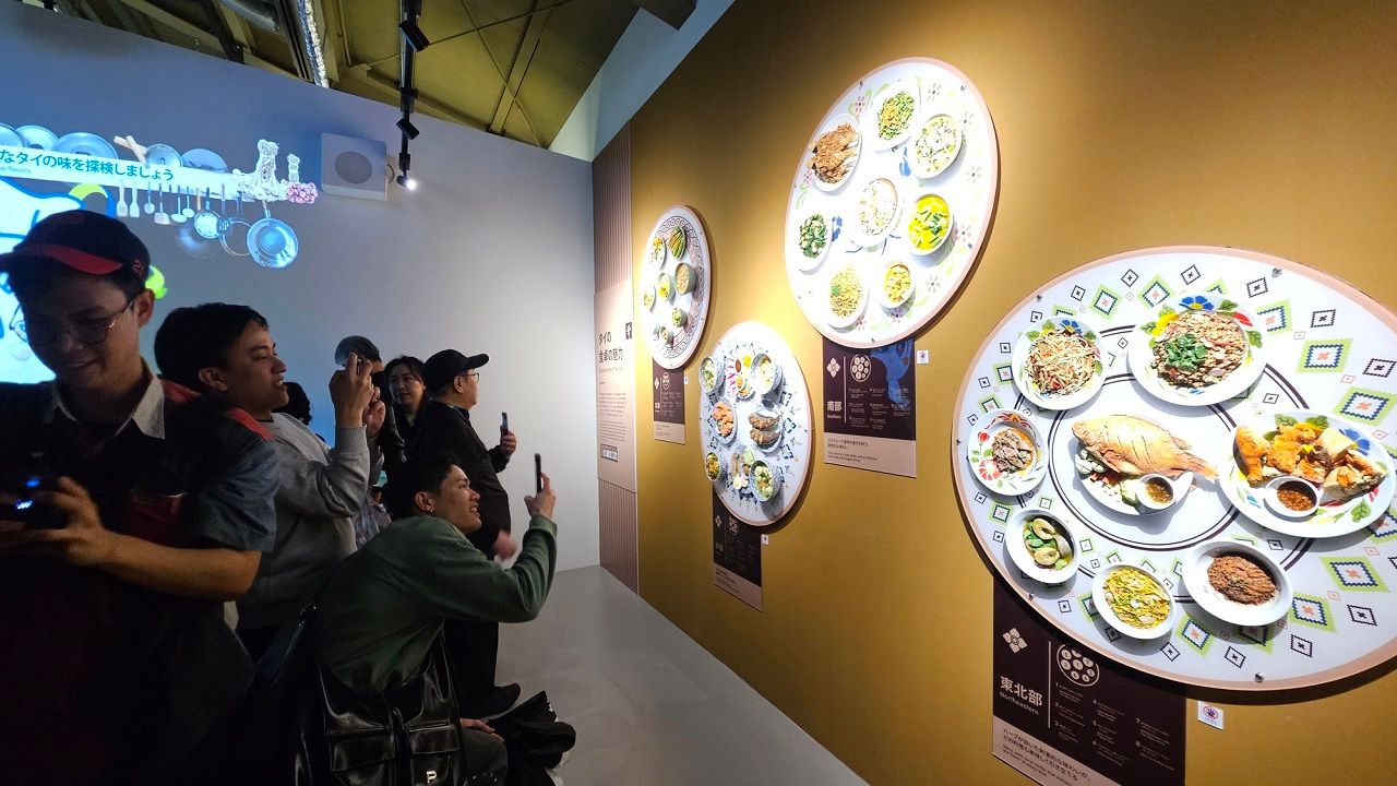 รู้จักกับ “สำรับอาหารไทย 4 ภาค” ที่จำลองเมนูสุขภาพของแต่ละภูมิภาคซึ่งรังสรรค์ขึ้นจากวัตถุดิบไทย ในโซน 10,000 เมนูอาหารเพื่อสุขภาพ