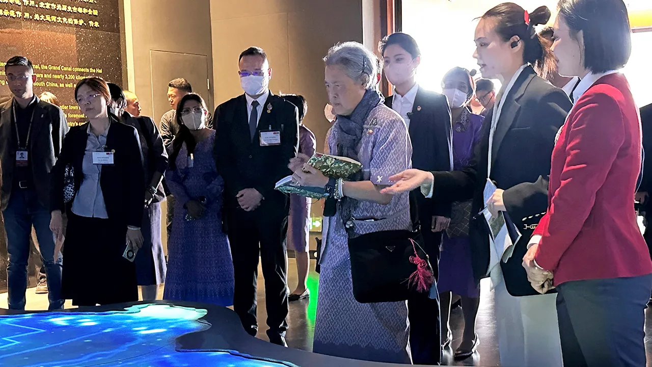 สมเด็จพระกนิษฐาธิราชเจ้า กรมสมเด็จพระเทพรัตนราชสุดาฯ สยามบรมราชกุมารี เสด็จฯไปทอดพระเนตรพิพิธภัณฑ์คลองใหญ่ แสดงประวัติการขุดคลอง มีประวัติศาสตร์มากกว่า 2,500 ปี ณ กรุงปักกิ่ง สาธารณรัฐประชาชนจีน เมื่อวันก่อน.