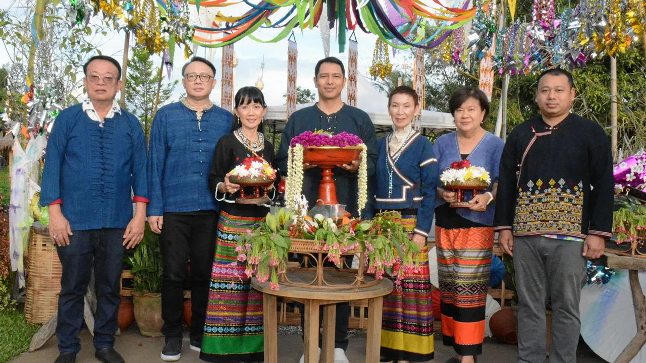 ปีใหม่เมือง - วรุตม์ วิศิษฏ์ศิลป์ นายอำเภอสารภี เป็นประธานในงานประเวณีปีใหม่เมือง รดนํ้าดำหัวผู้สูงอายุเนื่องในวันครอบครัว ที่บ้านสวนสารภีของ นงนุช นามวงศ์ โดยมี ผศ.นพ.โอภาส พิณไชย, จักรพันธ์ เชื้อพุทธ, อติชาต วงษ์วิภาวี และ การะเกด ศุขพงศ์ มาร่วมงานด้วย ที่ จ.เชียงใหม่ วันก่อน.