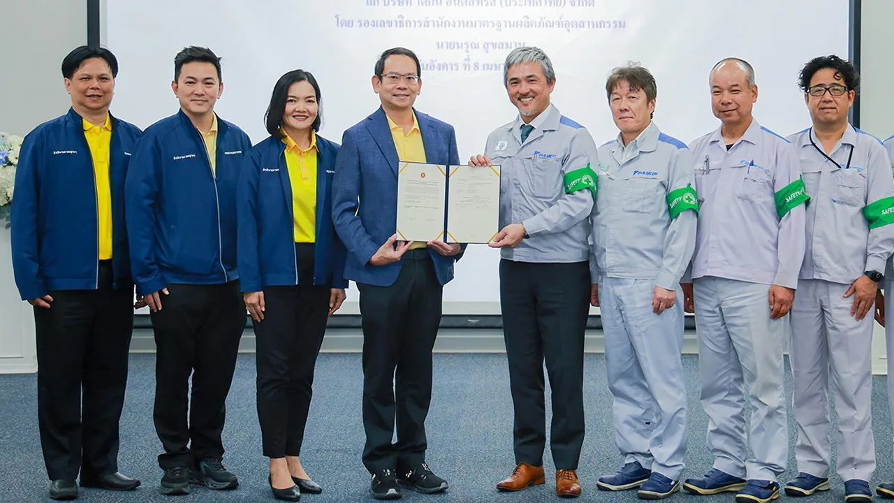 มีมาตรฐาน - สึโทมุ คุริฮารา รับมอบใบรับรองห้องปฏิบัติการทดสอบคุณภาพผลิตภัณฑ์เครื่องปรับอากาศ EMC ได้มาตรฐานและแม่นยำจาก นรุณ สุขสมาน โดยมี ทาเคชิ คิทากาวะ,โนริโยชิ โอกามิ และ คาสุฮิสะ ฮินาสึ มาร่วมงานด้วย ที่บริษัทไดกิ้น อินดัสทรีส์ วันก่อน.