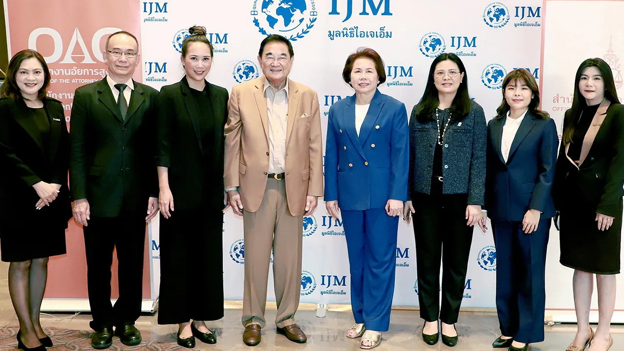 คดีค้ามนุษย์ - ดร.อัศวิน อิงคะกุล และ ลักษมีกานต์ อิงคะกุล ให้การต้อนรับ จตุพร แสงหิรัญ อธิบดีอัยการสำนักงานคดีค้ามนุษย์ ในโอกาสจัดประชุม “การเพิ่มประสิทธิภาพการดำเนินคดีค้ามนุษย์ของหน่วยงานระหว่างพนักงานอัยการและเครือข่าย” ที่โรงแรมอัศวิน แกรนด์ วันก่อน.