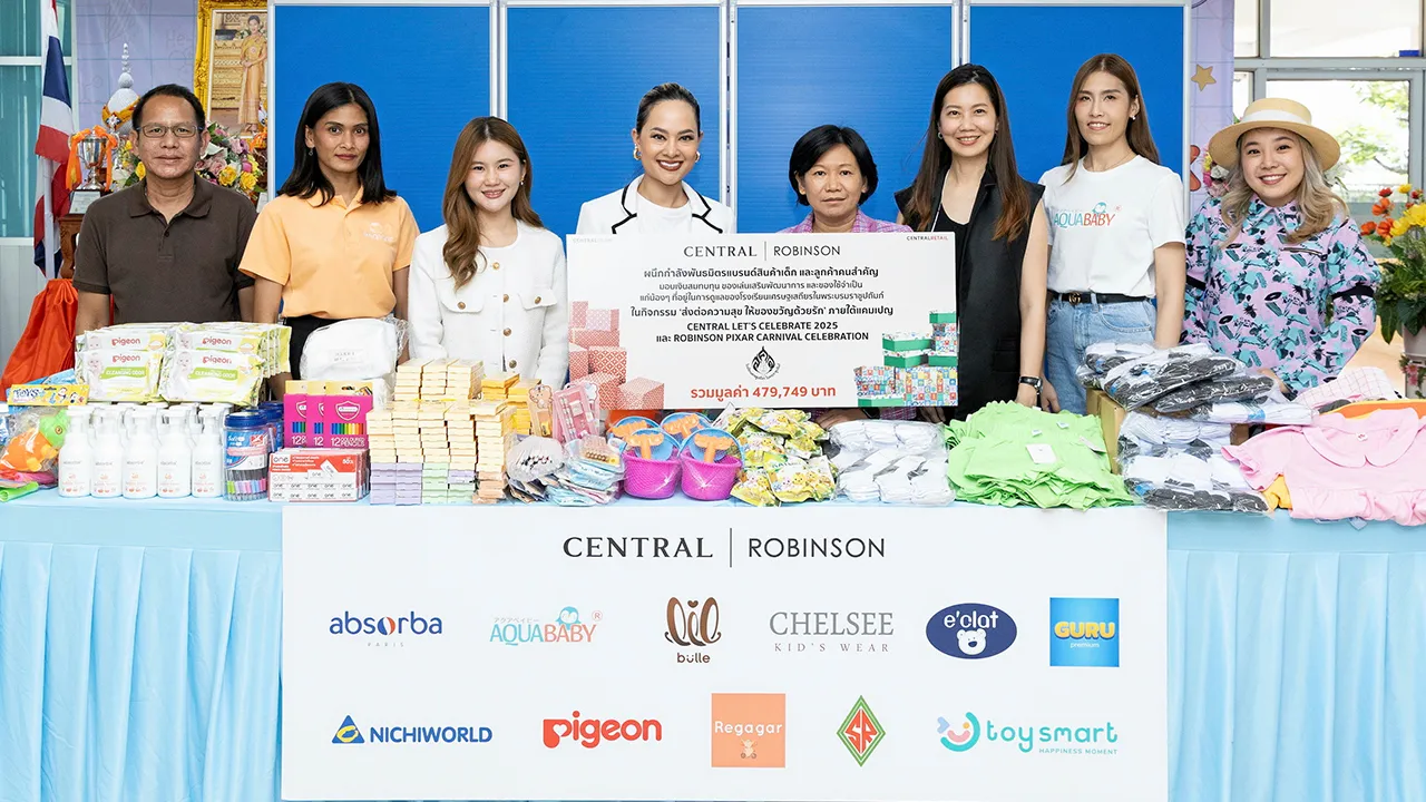 ให้ของขวัญ - ตรีรนันท์ ลีฬหาวงศ์ และ กนกพร วิจิตรคุณาภรณ์ มอบเงินพร้อมของเล่นและของใช้จำเป็นจากกิจกรรม “ส่งต่อความสุข ให้ของขวัญด้วยรัก” มูลค่า 479,749 บาท ให้ ดร.ปนัดดา วงค์จันตา โดยมี อรพิณ สุรพณิช มาร่วมในพิธีด้วย ที่โรงเรียนเศรษฐเสถียร วันก่อน.