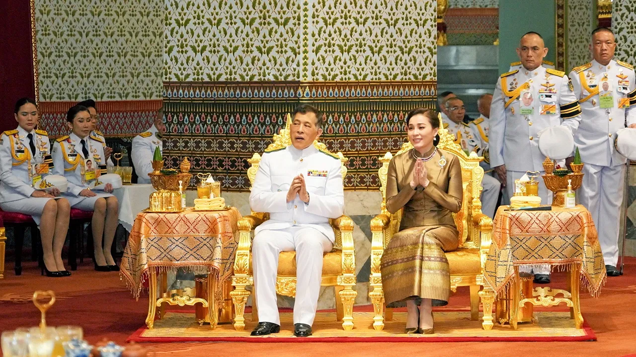 พระบาทสมเด็จพระเจ้าอยู่หัว และ สมเด็จพระนางเจ้าฯ พระบรมราชินี เสด็จพระราชดำเนินไปทรงบำเพ็ญพระราชกุศลในการพระราชพิธีสงกรานต์ ณ พระที่นั่งอมรินทรวินิจฉัย พระบรมมหาราชวัง เมื่อวันที่ 15 เมษายน.