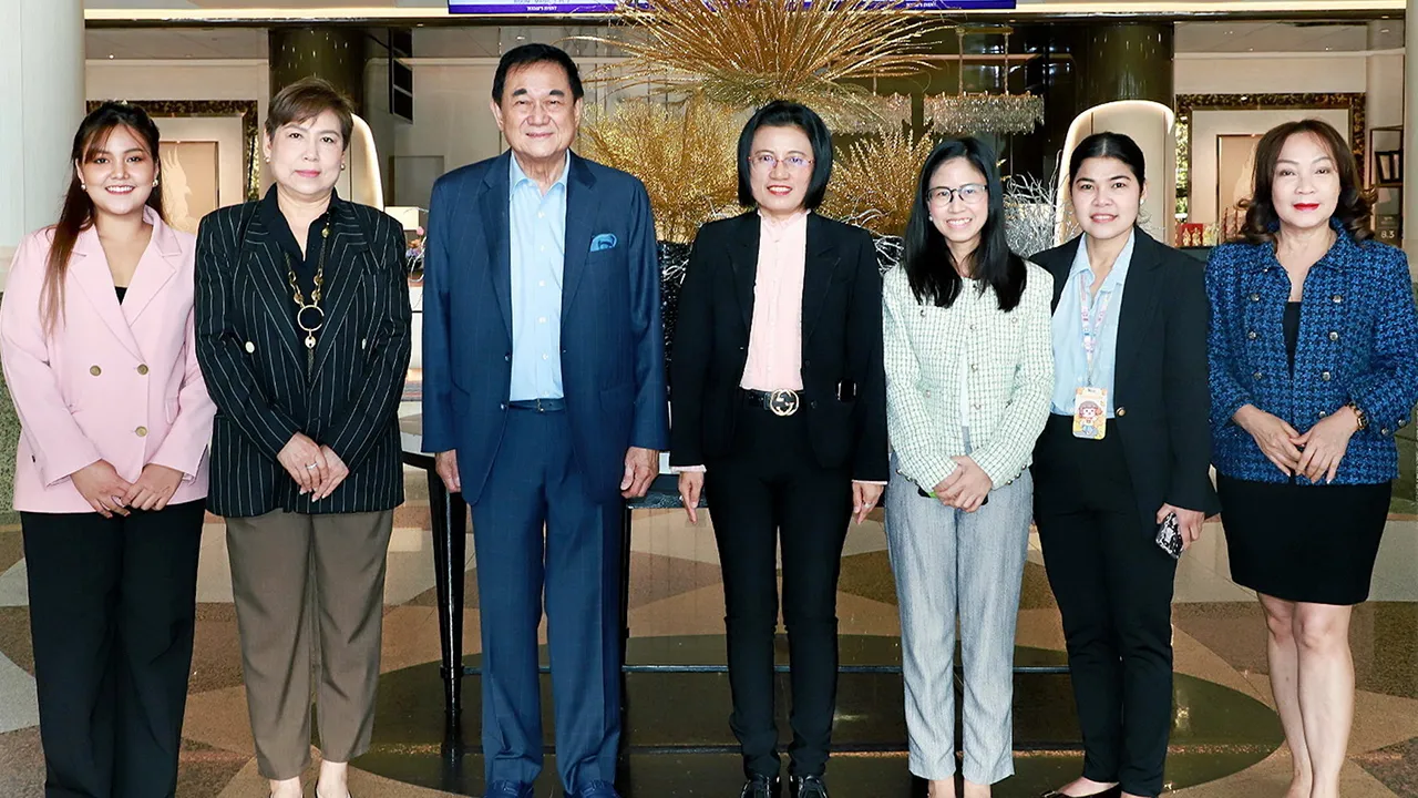 เคารพสิทธิ - ดร.อัศวิน อิงคะกุล ให้การต้อนรับ เอมอร เสียงใหญ่ อธิบดีกรมคุ้มครองสิทธิและเสรีภาพ ในโอกาสเปิดการประชุมเชิงปฏิบัติการเพื่อส่งเสริมการเคารพสิทธิของกลุ่มบุคคลมีความหลากหลายทางเพศ โดยมี ฉัตราภรณ์ ดิษฐศรีพร มาร่วมงานด้วย ที่โรงแรมมิราเคิล แกรนด์ วันก่อน.