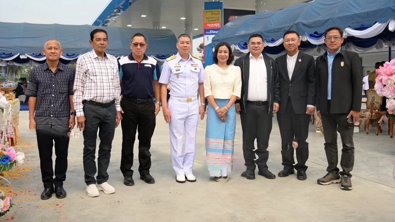 ปั๊มนํ้ามัน - ม.ล.ปีกทอง ทองใหญ่ เป็นประธานเปิดสถานีบริการนํ้ามัน PPT Station ให้ ดร.สวิตตา นาคะนคร โดยมี รังสรรค์ นันทกาวงศ์, พล.ร.อ.ณัฏฐพล เดี่ยววานิช, เทพสุ บวรโชติดารา, ชัยธัช เพราะสุนทร และ สุรินทร์ ศิริชยานนท์ มาร่วมงานด้วย ที่คลอง 3 อ.ธัญบุรี จ.ปทุมธานี วันก่อน.