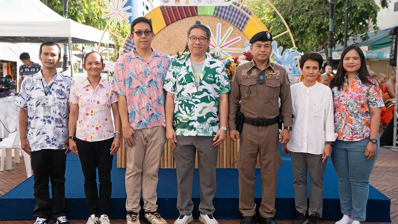 รดนํ้าดำหัว - วิรัช เมฆสัมพันธ์, พ.ต.ท.พิเชษฐ วิเศษโชค, ชัญญาภัค ชำนิกล้า และ ณภัชป์ รัตนศักดิ์ มาร่วมกิจกรรมทำบุญตักบาตร สรงนํ้าพระ รดนํ้าดำหัวผู้ใหญ่ ในงาน Water Festival 2025 เทศกาลวิถีนํ้า...วิถีไทย ครั้งที่ 10 “มหาสงกรานต์ มหาสนุก” ที่คลองโอ่งอ่าง วันก่อน.