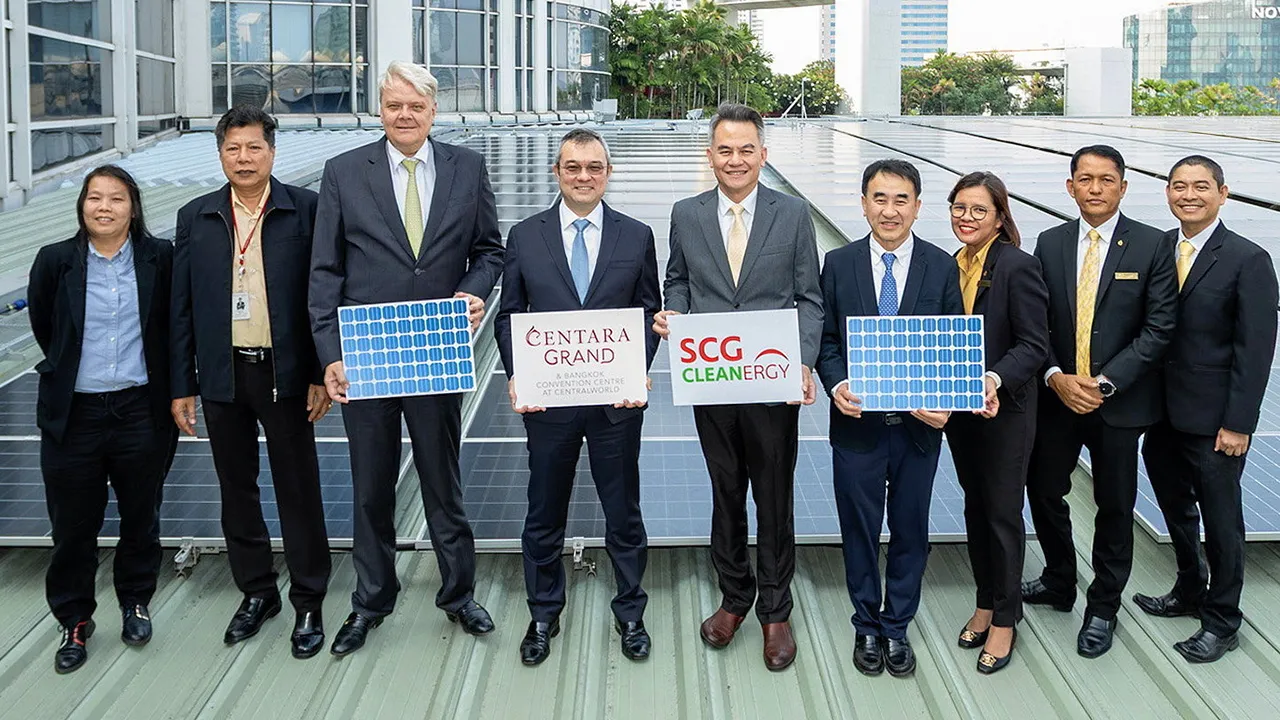 พลังแสงอาทิตย์ - ธีระยุทธ จิราธิวัฒน์ และ อรรถพงศ์ สถิตมโนธรรม เปิดระบบผลิตไฟฟ้าจากพลังงานแสงอาทิตย์บนหลังคา เพื่อมุ่งสู่การเป็น Green Hotel ที่ยั่งยืน โดยมี โรเบิร์ต เมาเรอร์ เลิฟเลอร์ และ โชคชัย มนตรีอมรเชฐ มาร่วมงานด้วย ที่ รร.เซ็นทาราแกรนด์ เซ็นทรัลเวิลด์ วันก่อน.