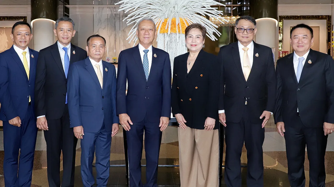 ค่าชดเชย - พิพัฒน์ รัชกิจประการ รมว.แรงงาน เปิดการสัมมนารับฟังความคิดเห็นแนวทางการจัดให้มีหลักประกันการจ่ายค่าชดเชยแก่ลูกจ้าง กรณีนายจ้างเลิกจ้าง โดยมี อารี ไกรนรา, ร.อ.สาโรจน์ คมคาย และ เดชา พฤกษ์พัฒนรักษ์ มาร่วมงานด้วย ที่โรงแรมมิราเคิล แกรนด์ วันก่อน.