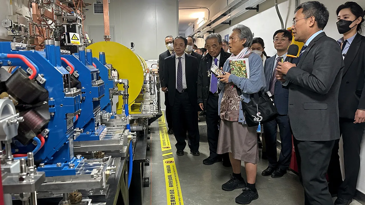 สมเด็จพระกนิษฐาธิราชเจ้า กรมสมเด็จพระเทพรัตนราชสุดาฯ สยามบรมราชกุมารี เสด็จฯไปทอดพระเนตรโครงการแหล่งกำเนิดโฟตอนพลังงานสูง ณ สถาบันฟิสิกส์พลังงานสูง กรุงปักกิ่ง สาธารณรัฐประชาชนจีน เมื่อวันที่ 13 เมษายน.