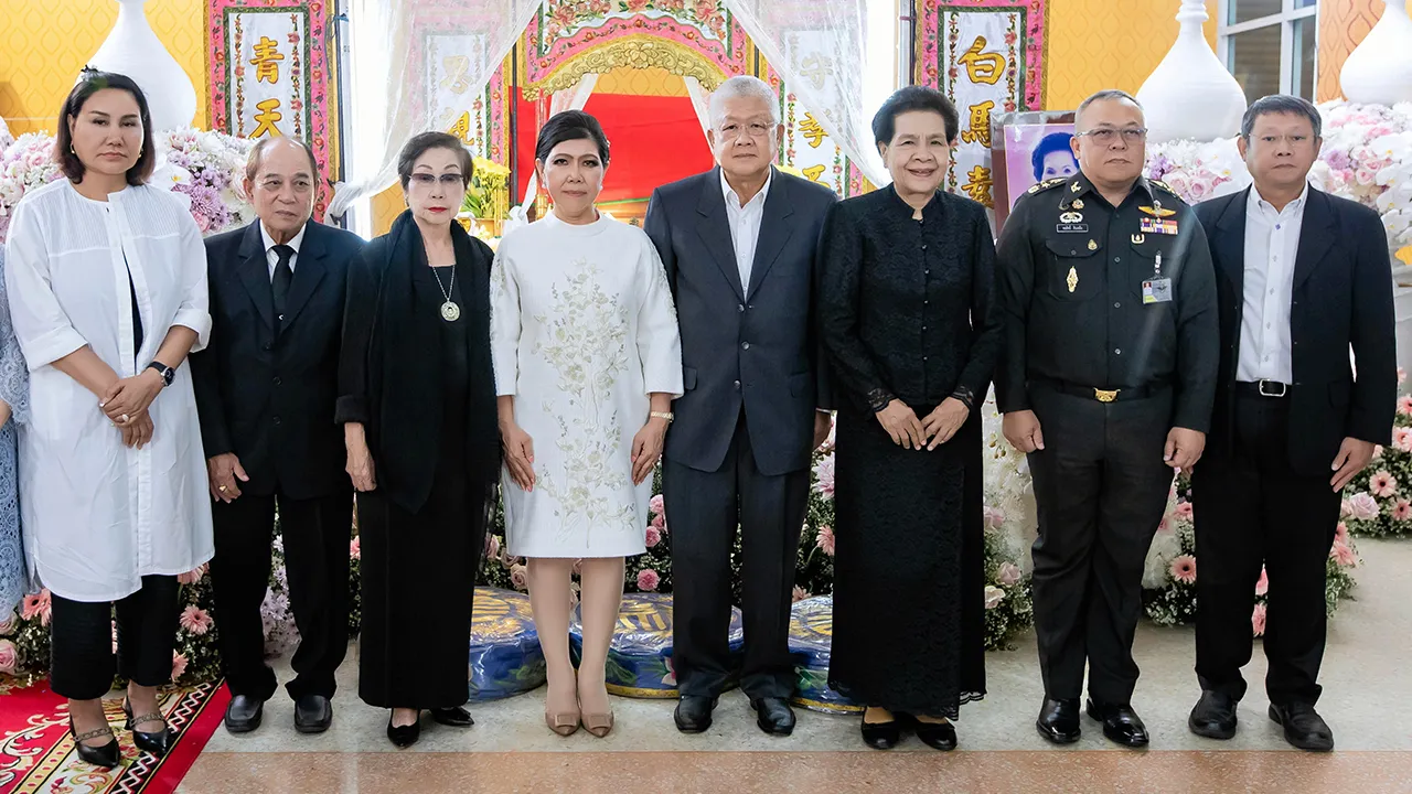 ปลายทางชีวิต - สุภาพรรณ พิชัยรณรงค์สงคราม เป็นประธานในพิธีสวดพระอภิธรรมศพ ซิ่วไน้ แซ่ก้วย มารดา สุพินท์ มีชูชีพ โดยมี พล.อ.พลสิทธิ์ สินเหลือ, สุรสิทธิ์ บุญนาค, วินิจ ทวีสกุลชัย และ ดร.นิรัตน์ ทรัพย์ทวีธรรม มาร่วมในพิธีด้วย ที่วัดราชวรินทร์ วันก่อน.