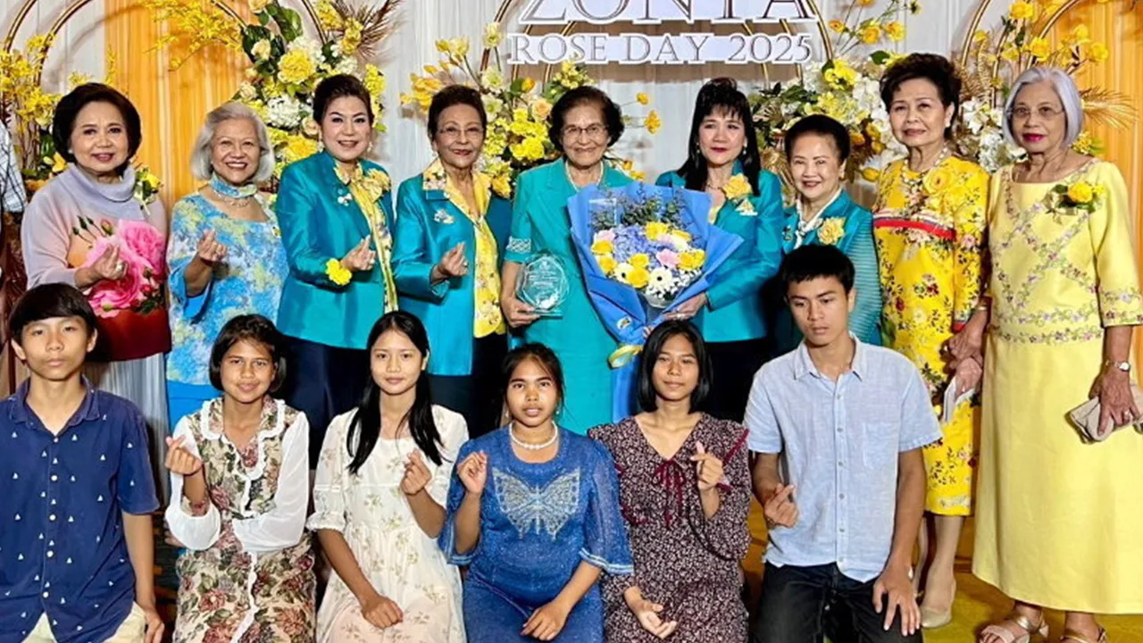 ดีใจด้วย - ดร.อัจฉรา วิเศษวร นายกสโมสรซอนต้ากรุงเทพ 2 มอบดอกไม้แสดงความยินดีให้ พญ.เคลียวพันธ์ สูรพันธุ์ ในโอกาสรับรางวัลสตรีผู้บำเพ็ญประโยชน์แก่สังคม จากสมาคมซอนต้า โดยมี วนิดา ดุละลัมพะ และ พวงทอง อานันทนะสุวงศ์ มาร่วมงานด้วย ที่โรงแรมเบอร์เคลีย์ วันก่อน.