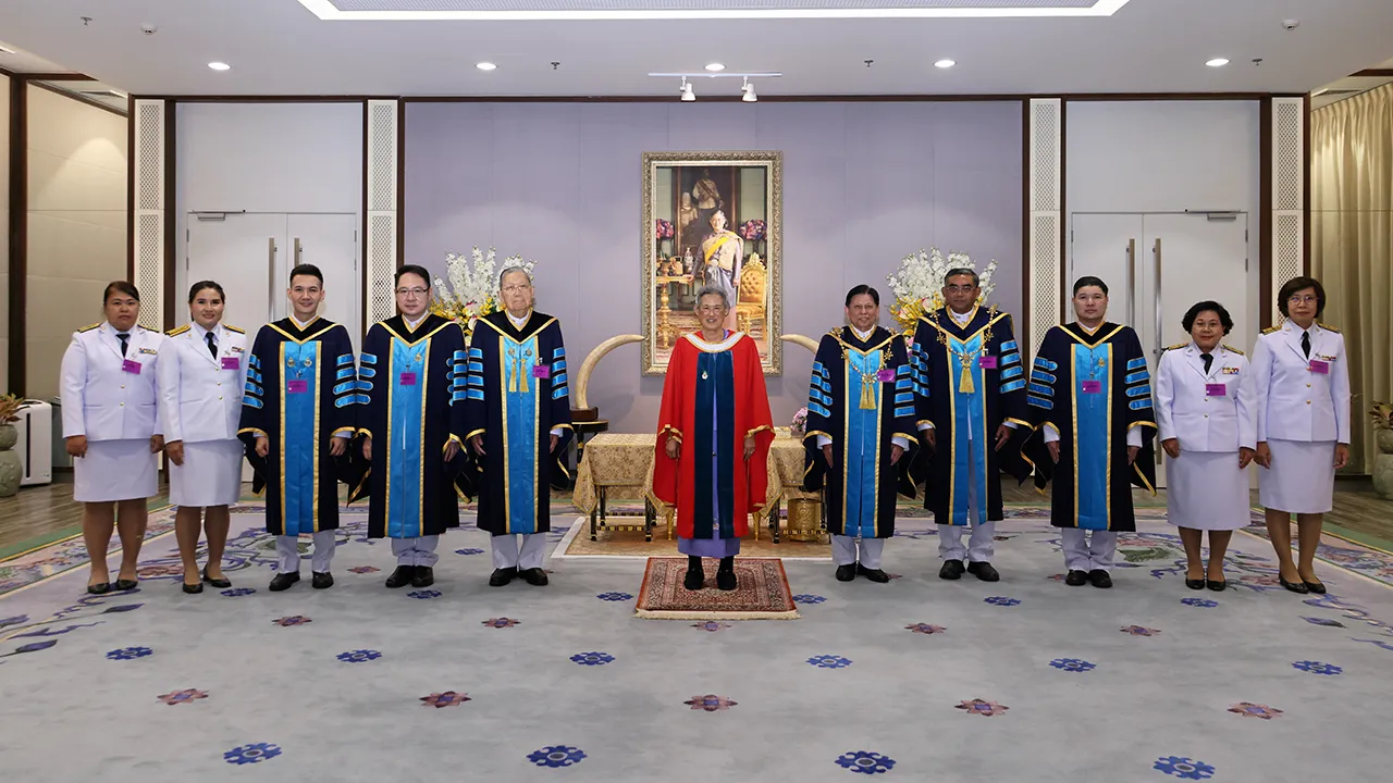 สมเด็จพระกนิษฐาธิราชเจ้า กรมสมเด็จพระเทพรัตนราชสุดาฯ สยามบรมราชกุมารี เสด็จออก ณ วังสระปทุม พระราชทานพระราชวโรกาสให้ ศ.สนิท อักษรแก้ว นายกสภามหาวิทยาลัยสงขลานครินทร์ นำคณะผู้บริหาร เฝ้าฯ ทูลเกล้าฯ ถวายปริญญาวิทยาศาสตรดุษฎีบัณฑิตกิตติมศักดิ์ (สาขาวิชาภูมิศาสตร์) และครุยวิทยฐานะ เมื่อวันก่อน.