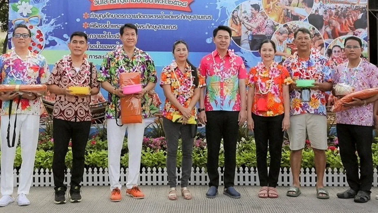 วันไหล - ปรเมศวร์ งามพิเชษฐ์ นายกเมืองพัทยา เปิดงานประเพณีวันไหลพัทยา พร้อมพิธีสรงนํ้าพระและรดนํ้าดำหัวผู้ใหญ่ โดยมี ภูมิพิพัฒน์ กมลนาถ, มานะ ยาประคำ และ ไพรวัลย์ อารมณ์ชื่น มาร่วมงานด้วย ที่วัดชัยมงคล พระอารามหลวง พัทยาใต้ อ.บางละมุง จ.ชลบุรี วันก่อน.