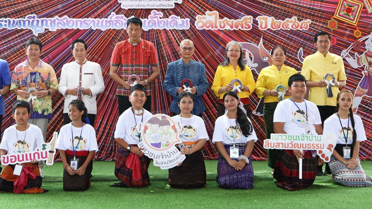 บุญสงกรานต์ - ประจวบ รักแพทย์ และ สุรพล เศวตเศรนี เปิดงาน “Khon Kaen Water Festival 2025” เทศกาลวิถีนํ้า วิถีไทย ประเพณีบุญสงกรานต์อีสานดั้งเดิมวัดไชยศรี โดยมี ดร.สมยงค์ แก้วสุพรรณ และ ชินกร แก่นคง มาร่วมงานด้วย ที่ อ.เมือง จ.ขอนแก่น วันก่อน.