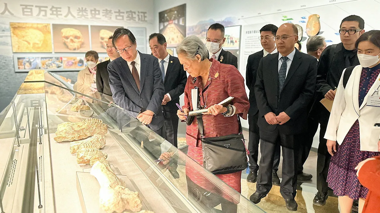 สมเด็จพระกนิษฐาธิราชเจ้า กรมสมเด็จพระเทพรัตนราชสุดาฯ สยามบรมราชกุมารี เสด็จฯไปทรงทอดพระเนตรพิพิธภัณฑ์โบราณคดีจีน จัดแสดงวัตถุโบราณมากกว่า 6,000 ชิ้น ณ กรุงปักกิ่ง สาธารณรัฐประชาชนจีน เมื่อวันที่ 8 เมษายน.