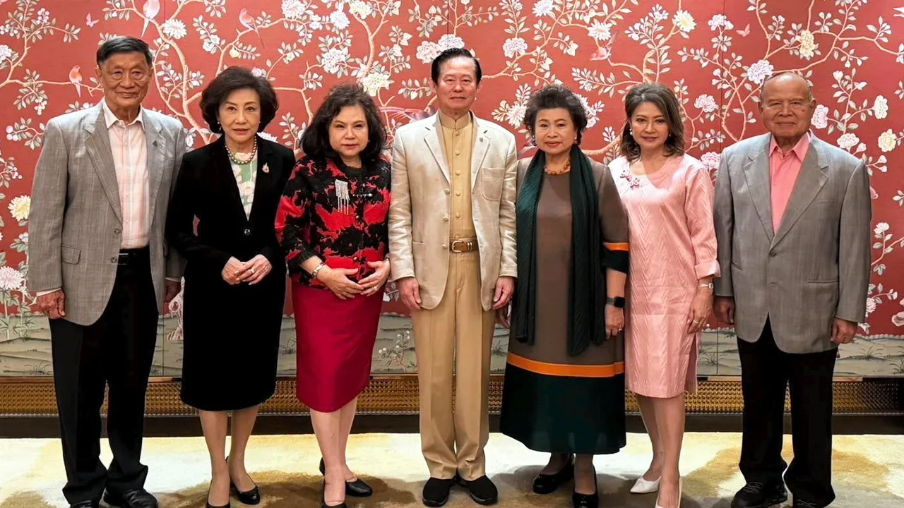 ดีใจด้วย - พล.ต.อ.สุนทร ซ้ายขวัญ จัดงานเลี้ยงแสดงความยินดีให้ พล.ต.ท.ทวีศักดิ์ ตู้จินดา ในโอกาสได้เป็นประธานกรรมการส่งเสริมกิจการ ม.ราชภัฏเชียงราย โดยมี พล.อ.อ.วีรวิท คงศักดิ์, ดร.นุชนาถ วสุรัตน์ และ ดร.ฉวีรัตน์ เกษตรสุนทร มาร่วมงานด้วย ที่โรงแรมแชงกรี-ลา วันก่อน.