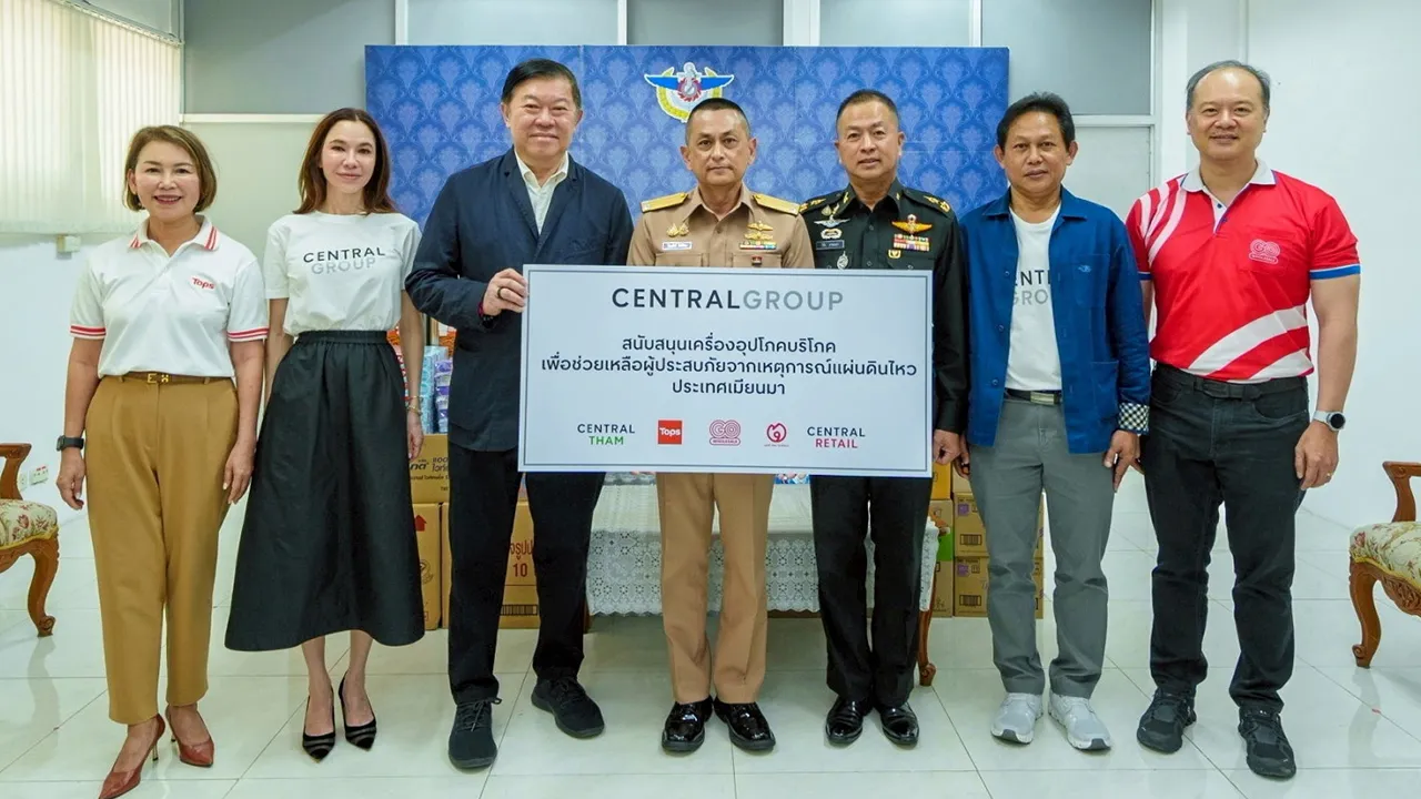 จากเซ็นทรัล - พิชัย จิราธิวัฒน์ และ สมกมล จิราธิวัฒน์ มอบเครื่องอุปโภคบริโภคและของใช้จำเป็นให้ พล.ร.ต.ปิยะศักดิ์ นิลนิมิตร เพื่อช่วยเหลือผู้ประสบภัยแผ่นดินไหว เมืองมัณฑะเลย์ ประเทศเมียนมา โดยมี สัมฤทธิ์ อนุภักดิ์ มาร่วมมอบด้วย ที่กองบัญชาการกองทัพไทย วันก่อน.