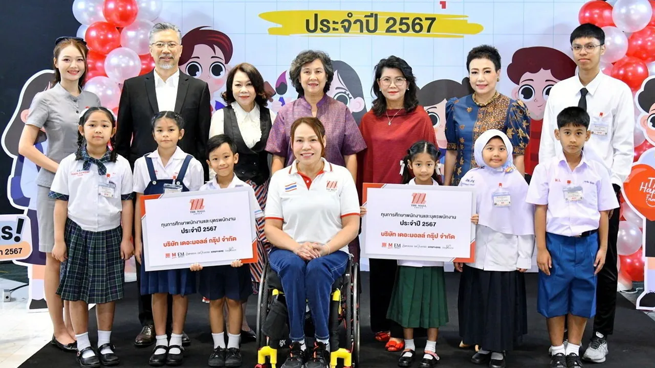 มอบทุน - ศิริลักษณ์ ภัทรประสิทธิ์ ไม้ไทย เป็นประธานมอบทุนการศึกษาให้พนักงานและบุตรพนักงาน เดอะมอลล์ กรุ๊ป ประจำปี 2567 โดยมี ผุสดี พันธุมพันธ์, ณัฐศมน วงศ์กิตติพัฒน์, อมร อมรกุล และ พนิตตา ศรีสะอาด มาร่วมในพิธีด้วย ที่ศูนย์การค้าเอ็มควอเทียร์ วันก่อน.