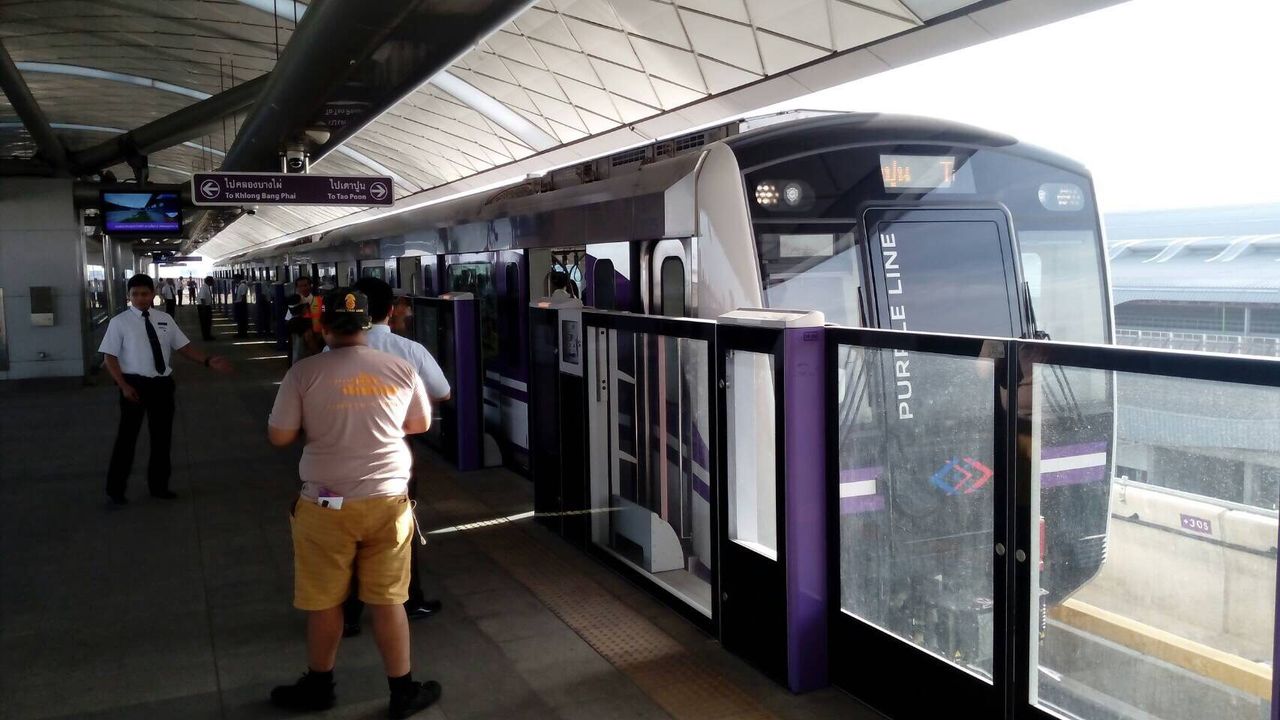 ถังน้ำและปืนฉีดน้ำ ของต้องห้ามในรถไฟฟ้า