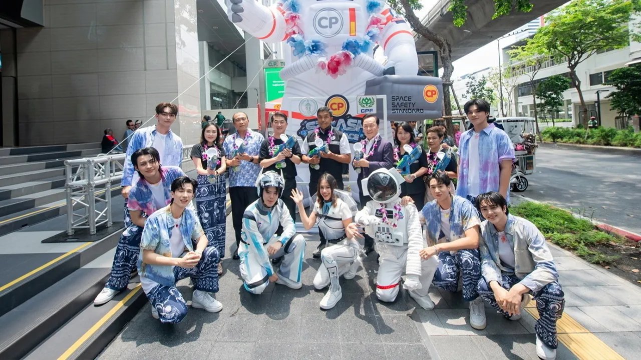 ที่ถนนสีลม รศ.ชัชชาติ สิทธิพันธุ์, พรพัน วัฒนสินธุ์, ประสิทธิ์ บุญดวงประเสริฐ และ วรวิทย์ เจนธนากุล เปิดงาน “CP SPLASH IN SPACE” ชวนคนไทยฉลองสงกรานต์บนถนนสีลมกับ 5 ไฮไลต์เด่นในธีมอวกาศ พร้อมรณรงค์สงกรานต์ไร้ขยะ ที่อาคาร ซี.พี.ทาวเวอร์ วันก่อน.