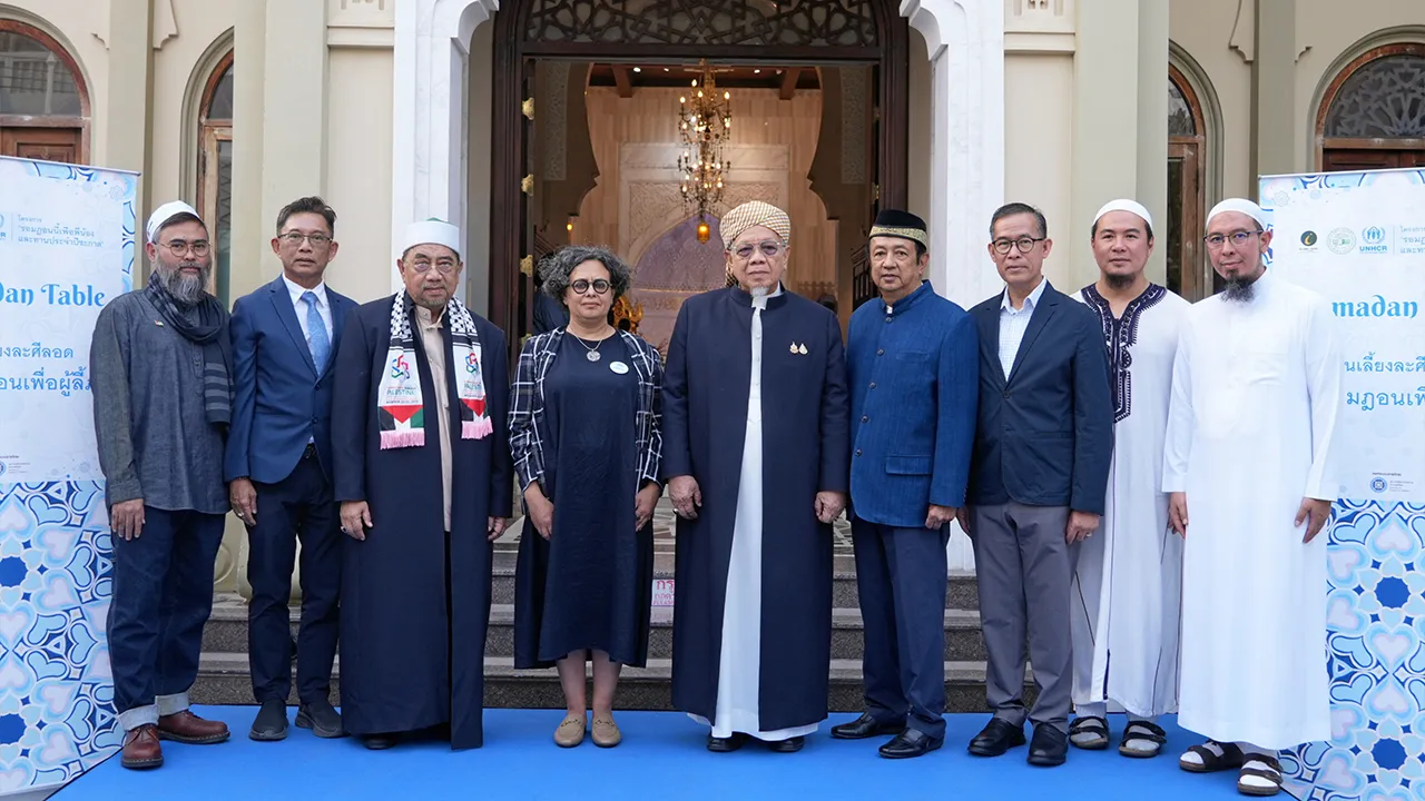 เพื่อชาวมุสลิม อรุณ บุญชม จุฬาราชมนตรี เปิดงานเลี้ยงละศีลอด “โต๊ะรอมฎอนเพื่อผู้ลี้ภัย” ปีที่ 2 เพื่อหารายได้ช่วยเหลือครอบครัวผู้ลี้ภัยและผู้พลัดถิ่นชาวมุสลิม โดยมี นาวีน อัลเบิร์ต, ดร.ทวีลาภ ฤทธาภิรมย์ และ ดำรง พุฒตาล มาร่วมงานด้วย ที่มัสยิดต้นสน วันก่อน.