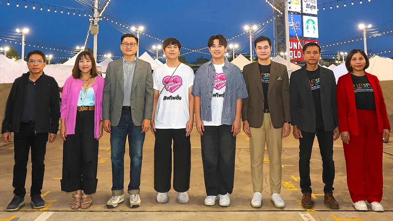 ตามไปช็อป ณัฐวัฒน์ รัชพงศ์กุลยศ และ อธีตะ สราธิวัฒน์ประไพ เปิด “เซฟวัน โก ศรีสมาน” ต้นแบบของตลาดนัดผสมผสานระหว่างไลฟ์สไตล์มอลล์และตลาด โดยมี ศตาวิน นาคทองเพชร และ คุณะพงศ์ ดุลยธรรมาภิรมย์ มาร่วมงานด้วย ที่โรบินสันไลฟ์สไตล์ ศรีสมาน วันก่อน.