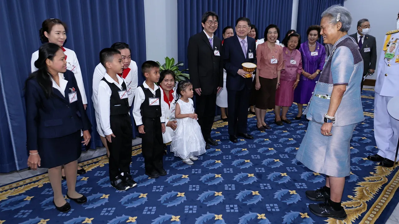 สมเด็จพระกนิษฐาธิราชเจ้า กรมสมเด็จพระเทพรัตนราชสุดาฯ สยามบรมราชกุมารี เสด็จลง ณ ศาลาดุสิดาลัย สวนจิตรลดา พระราชทานพระราชวโรกาสให้ รศ.พญ.นวลจันทร์ ปราบพาล เลขาธิการมูลนิธิสงเคราะห์เด็กของสภากาชาดไทย  นำคณะผู้บริหาร  เฝ้าฯ  ถวายพระพรชัยมงคล  เนื่องในโอกาสวันคล้ายวันพระราชสมภพ  เมื่อวันก่อน.