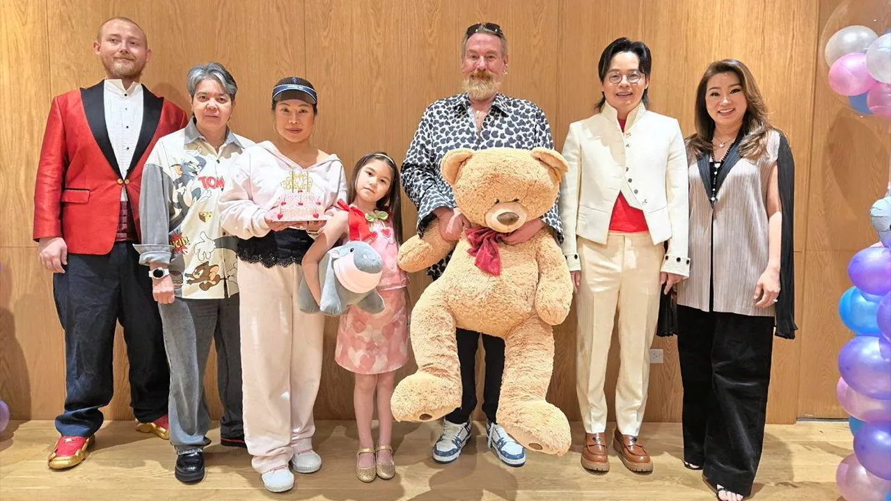 เบิร์ธเดย์ สุริยน ศรีอรทัยกุล จัดงานเลี้ยงฉลองวันเกิดให้ เอ็มมิลี ชีวัน เฮฟเฟอร์แนน ในโอกาส ครบ 7 ขวบ โดยมี เชน เฮฟเฟอร์แนน, อิสรีย์ สุวรรณวิทย์, ภูวดี คุนผลิน, มนัสนิจ  อิศรภักดี และ โจ เฮฟเฟอร์แนน มาร่วมอวยพรด้วยความชื่นมื่น ที่เซ็นทรัล ชิดลม วันก่อน.