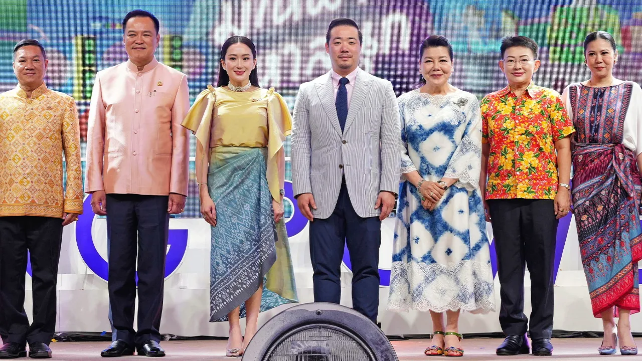 สงกรานต์ แพทองธาร ชินวัตร เปิดงาน “อภิมหาสงกรานต์รางน้ำ มโหฬาร มหาสนุก 2025” โดยมี อนุทิน ชาญวีรกูล, อรรษิษฐ์ สัมพันธรัตน์, เอมอร ศรีวัฒนประภา, พญ.วันทนีย์ วัฒนะ, ฐาปนีย์ เกียรติไพบูลย์ และ อัยยวัฒน์ ศรีวัฒนประภา มาร่วมงานด้วย ที่คิง เพาเวอร์ วันก่อน.