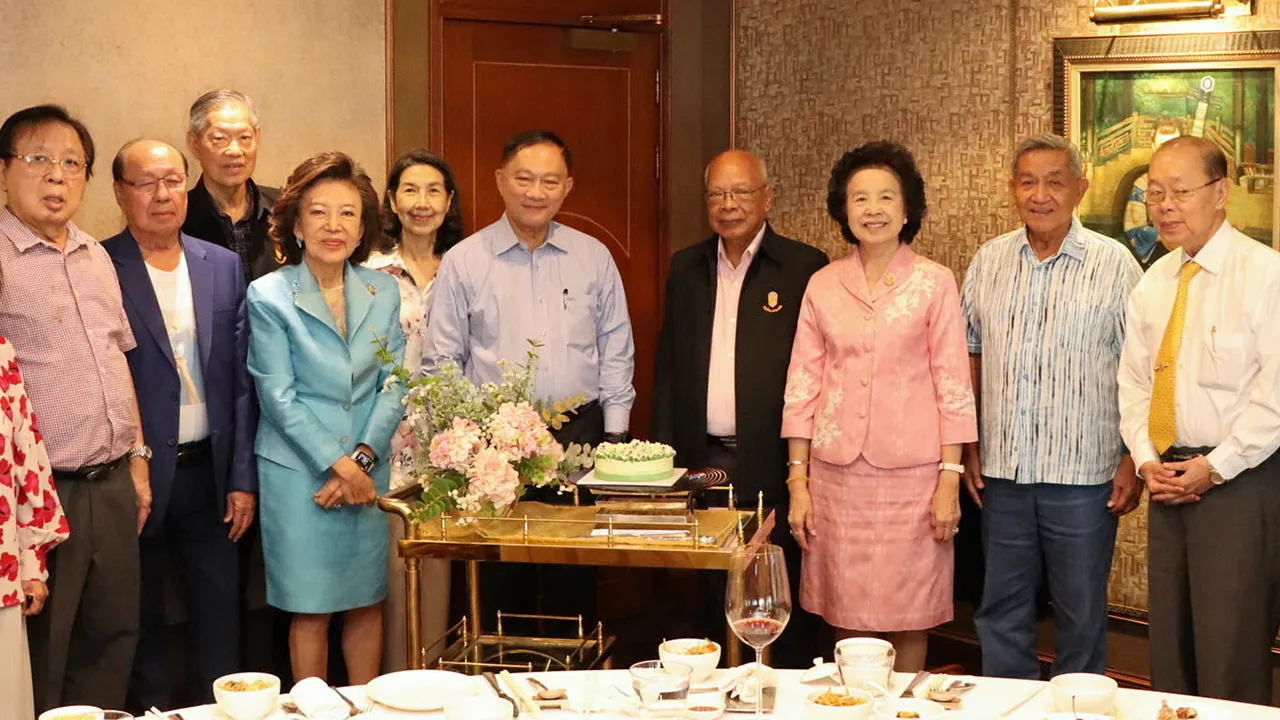 เบิร์ธเดย์ - ประเจิด สุขแก้ว หัวหน้ากลุ่มช้าง วปรอ.4212 นัดเพื่อนมาพบปะสังสรรค์พร้อมฉลองวันเกิดให้ พล.ต.อ.อดุลย์ แสงสิงแก้ว โดยมี พล.อ.สนธิ บุญยรัตกลิน, พล.อ.วุฒิชัย พรพิบูลย์, จันทรา บูรณฤกษ์ และ พจนีย์ ธนวรานิช มาร่วมงานด้วย ที่โรงแรมดิ เอมเมอรัลด์ วันก่อน.