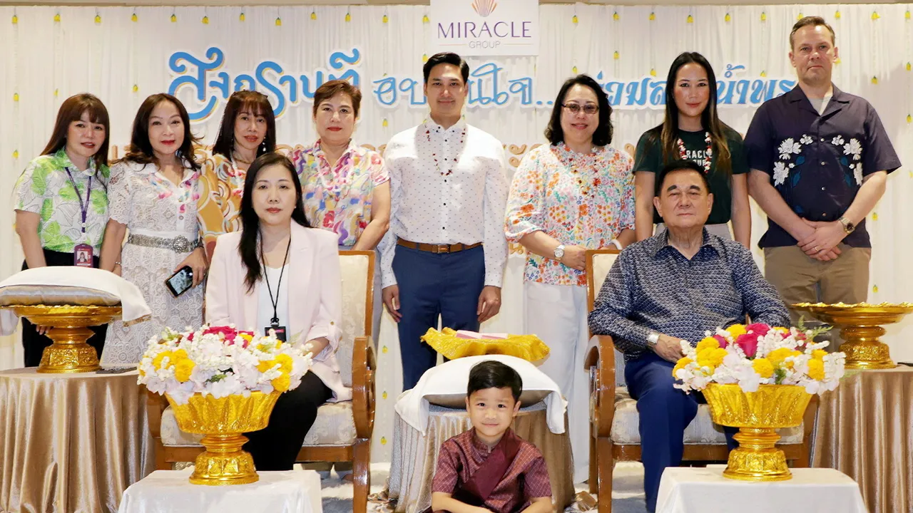 ขอพร - อนัคพล อิงคะกุล และ ลักษมีกานต์ อิงคะกุล นำคณะผู้บริหารและพนักงานมิราเคิล กรุ๊ป เข้ารดน้ำขอพร ดร.อัศวิน อิงคะกุล และ นุจรี วิบูลเชื้อ ในโอกาสเทศกาลสงกรานต์ โดยมี นันทนัทนิดา อิงคะกุล และ อ้อยทิพย์ ไหมทอง มาร่วมในพิธีด้วย ที่โรงแรมมิราเคิล แกรนด์ วันก่อน.