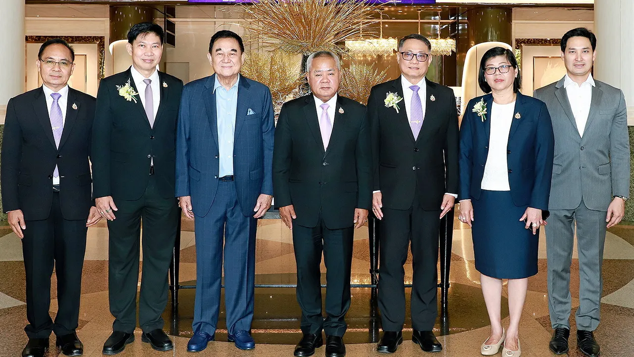 สตรีดีเด่น - ดร.อัศวิน อิงคะกุล ให้การต้อนรับ บุญสงค์ ทัพชัยยุทธ์ ปลัดกระทรวงแรงงาน ในโอกาสมามอบรางวัลสตรีทำงานดีเด่น ประจำปี 2568 โดยมี ร.อ.สาโรจน์ คมคาย, พงศ์เทพ เพชรโสม, สุรสิทธิ์ ศรีแก้ว และ กาญจนา พูลแก้ว มาร่วมงานด้วย ที่โรงแรมมิราเคิล แกรนด์ วันก่อน.