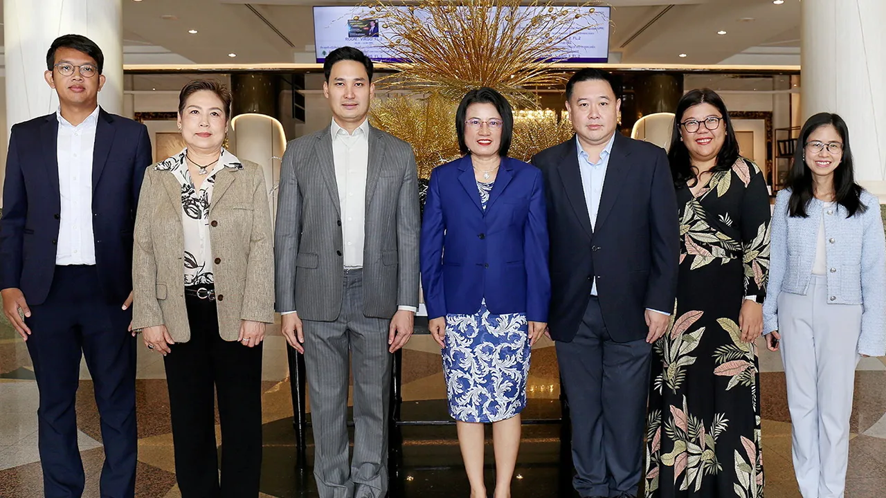 รายงานผล - อนัคพล อิงคะกุล ให้การต้อนรับ เอมอร เสียงใหญ่ อธิบดีกรมคุ้มครองสิทธิและเสรีภาพ ในโอกาสเปิดการประชุมเพื่อเผยแพร่รายงานประเทศตามกลไก Universal Periodic Review โดยมี ผศ.ดร.กิตติ ชยางคกุล และ ศิริอร อารมย์ดี มาร่วมประชุมด้วย ที่โรงแรมมิราเคิล แกรนด์ วันก่อน.