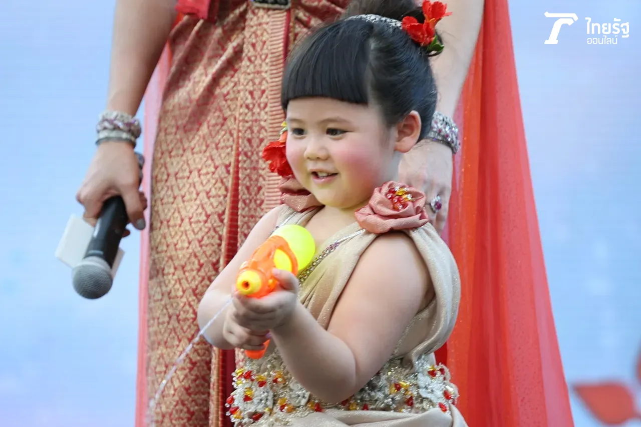 น้ำพักน้ำแรงดาราสาว น้องเกล ทำงานเก็บเงินซื้อรองเท้าเอลซ่า ภูมิใจยิ้มแก้มปริ