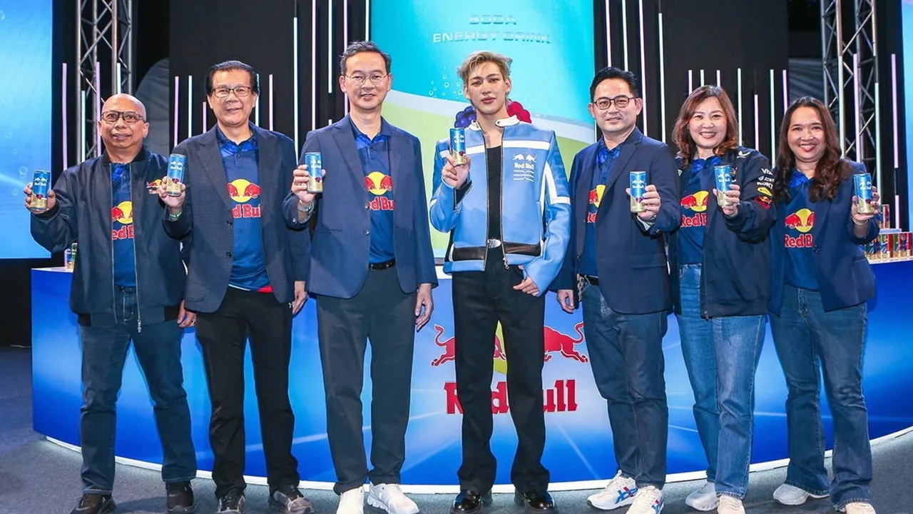 น่าดื่มจัง สราวุฒิ อยู่วิทยา จัดกิจกรรม “ท้าเปิด! โลกความซ่ากับเรดบูล และแบมแบม” ส่งต่อแรงบันดาลใจให้คนรุ่นใหม่ปลดล็อกเอเนอร์จี พร้อมเปิดตัวรสชาติใหม่ เรดบูล โซดา ซัมเมอร์ เบอร์รี โดยมี วรวุฒิ พงศ์ชินภัค และ ขจรศักดิ์ เปลี่ยนสกุล มาร่วมงานด้วย ที่เซ็นทรัลเวิลด์ วันก่อน.