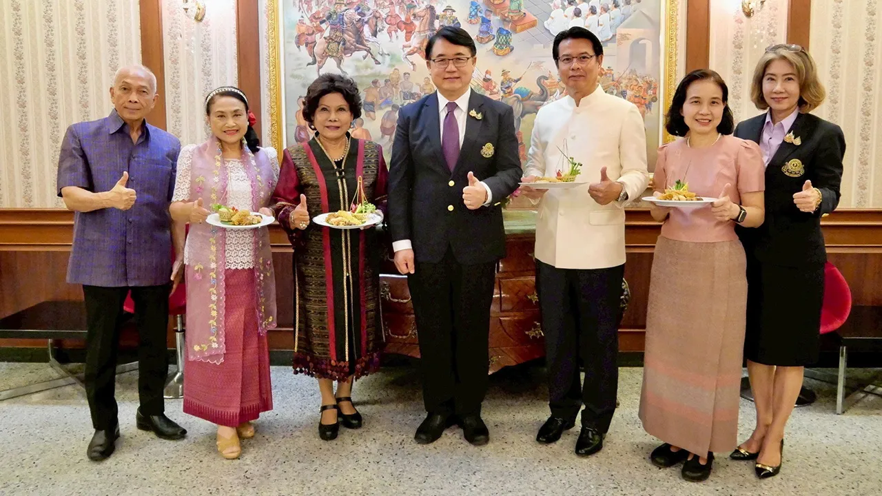ข้าวแช่ - ดร.พรชัย มงคลวนิช เปิดงาน “พิสุทธิ์รส หอมละมุน ดุจทิพย์วัง” เทศกาลข้าวแช่สยาม พร้อมผลไม้ลอยแก้วและน้ำสมุนไพร โดยมี ดร.ยุทธชัย บรรเทิงจิตร์, ดร.จุไรรัตน์ วรรณยิ่ง, ดร.จิณณภัทร พิบูลวิทิตธำรง และ ดร.สุภาพร พงษ์มณี มาร่วมงานด้วย ที่มหาวิทยาลัยสยาม วันก่อน.