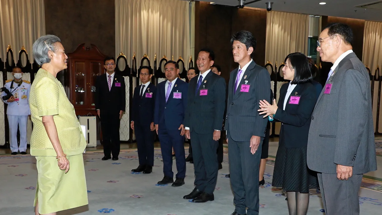 สมเด็จพระกนิษฐาธิราชเจ้า กรมสมเด็จพระเทพรัตนราชสุดาฯ สยามบรมราชกุมารี เสด็จออก ณ วังสระปทุม พระราชทานพระราชวโรกาสให้ กลินท์ สารสิน นำ โนริอากิ ยามาชิตะ กรรมการผู้จัดการใหญ่ บริษัทโตโยต้า มอเตอร์ ประเทศไทย เฝ้าฯ ถวายพระพรชัยมงคล เนื่องในโอกาสวันคล้ายวันพระราชสมภพ เมื่อวันก่อน.