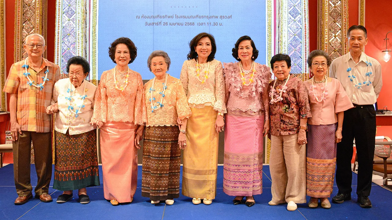 เบิร์ธเดย์ - สายพิณ พหลโยธิน พร้อมเพื่อนกลุ่มนิวเวฟ จัดงานรดน้ำขอพรผู้อาวุโสและอวยพรวันเกิดให้ มุกดา จิราธิวัฒน์ เอื้อวัฒนะสกุล โดยมี ขจิตพรรณ ไทยเพ็ชร, ชาติชาย โฆษิตวัฒนฤกษ์, ศิริชัย จันทร์สว่าง และ อารีย์ เตชะหรูวิจิตร มาร่วมงานด้วย ที่โรงแรมมณเฑียร วันก่อน.